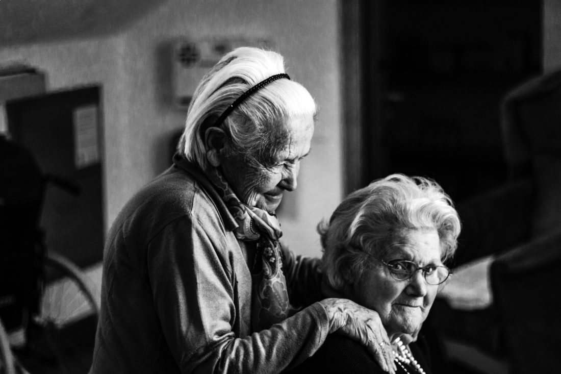 To eldre kvinner