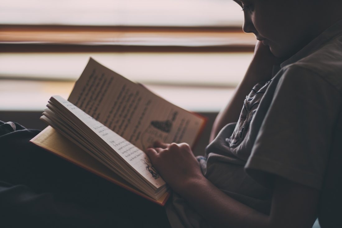 Liten gutt leser en bok