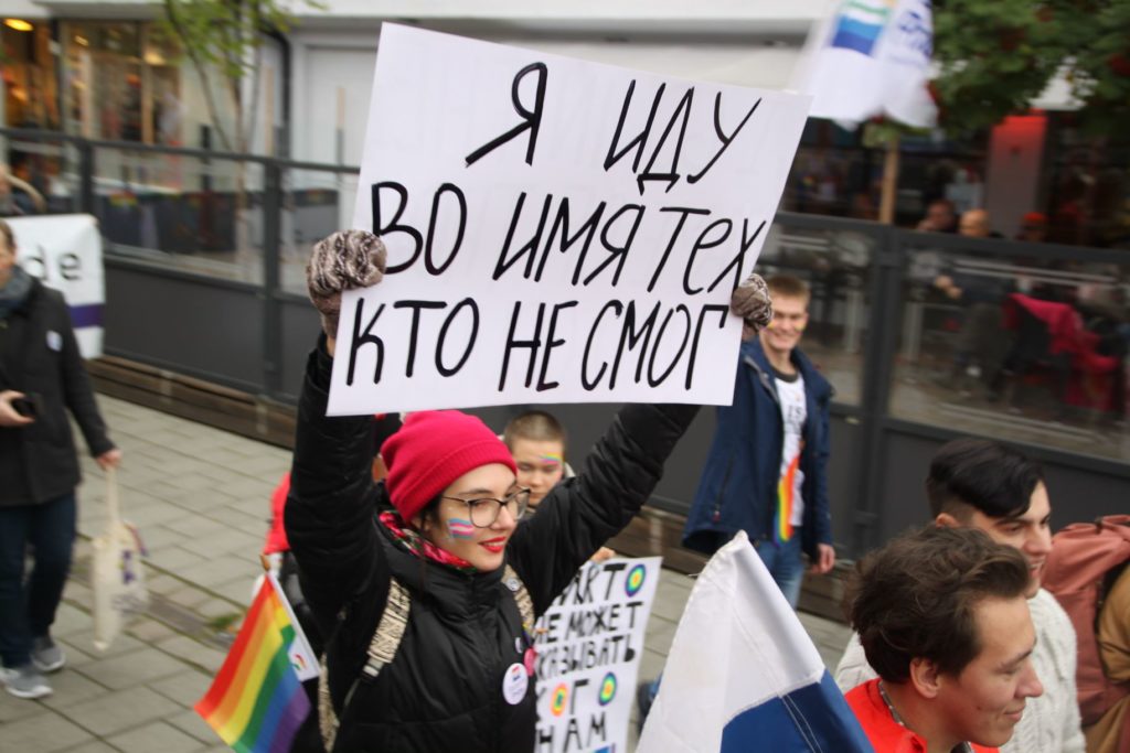 Ungdom med plakat på russisk